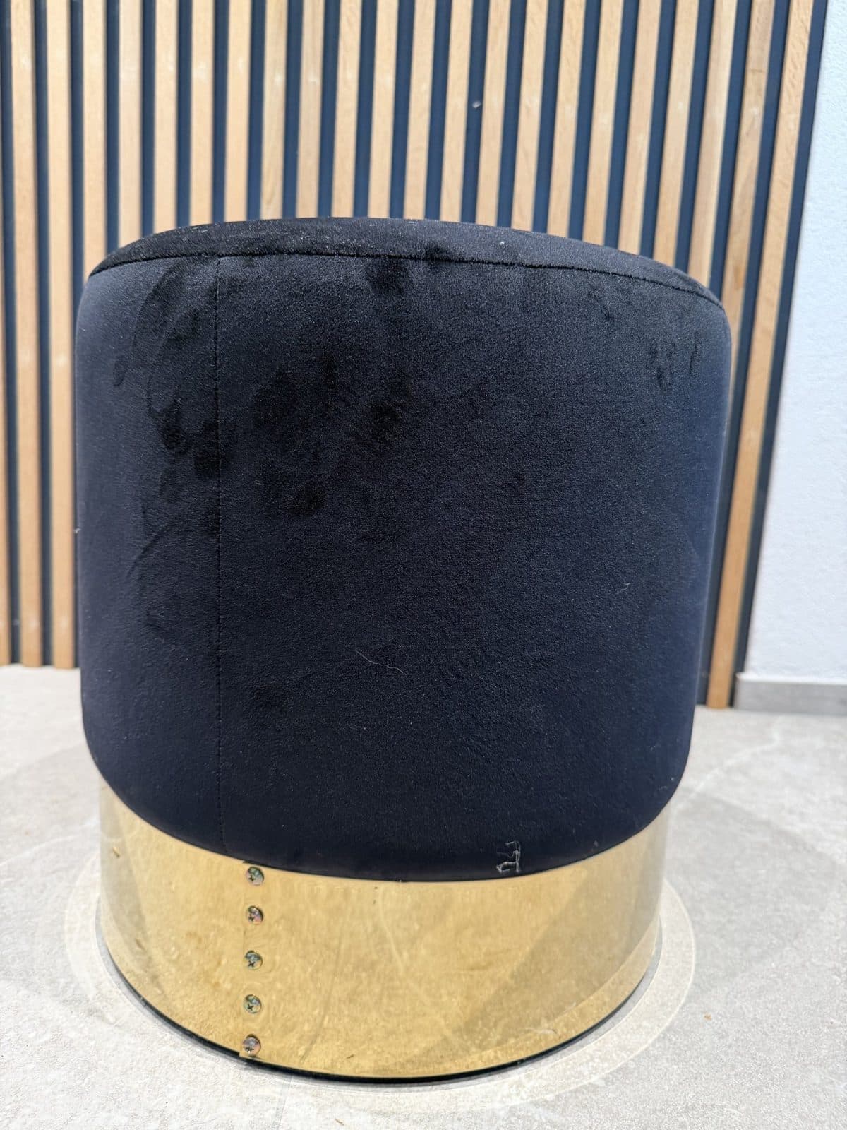 Pouf rond en velours noir, base dorée