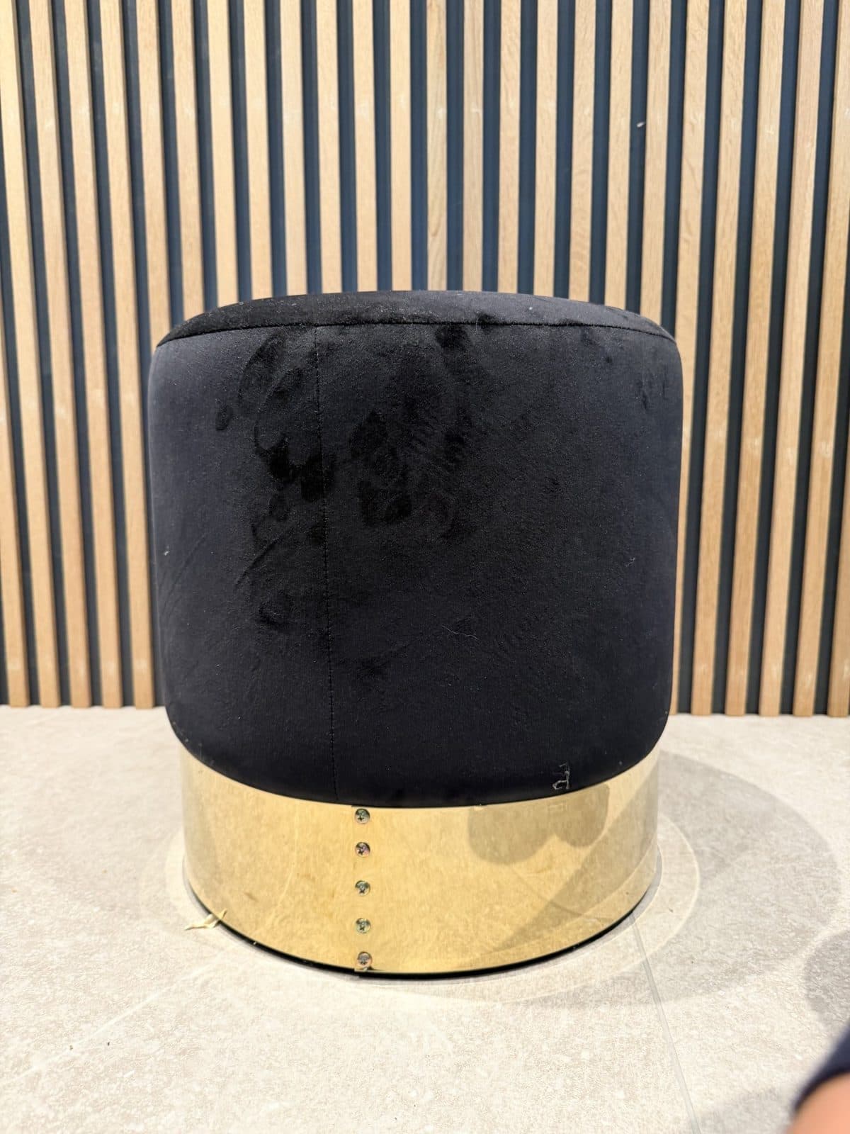 Pouf rond en velours noir, base dorée, photo 2