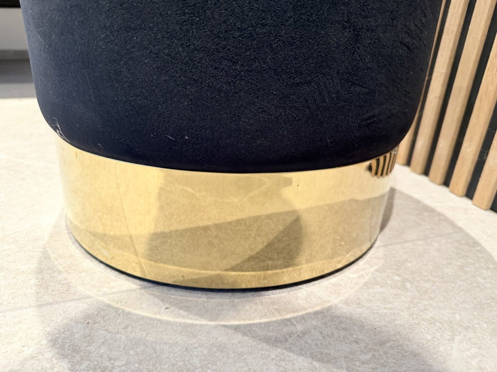 Pouf rond en velours noir, base dorée, photo 5