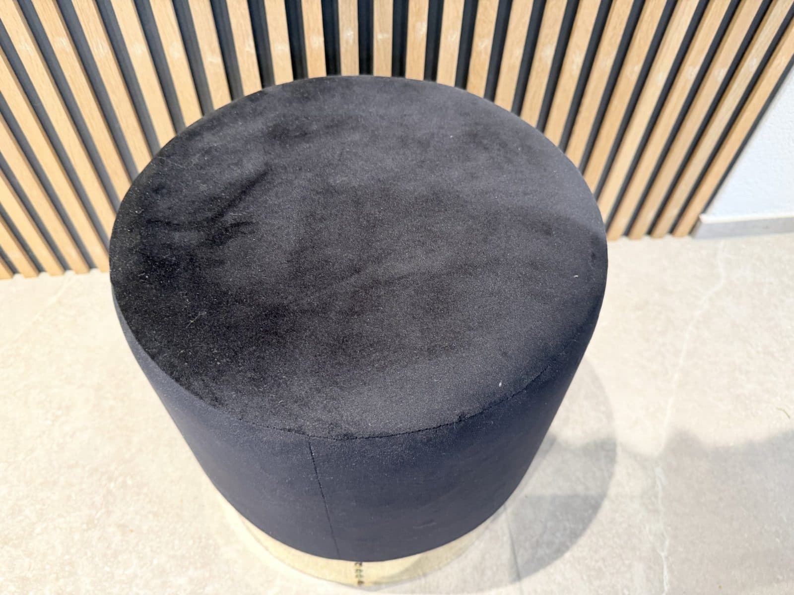 Pouf rond en velours noir, base dorée, photo 6