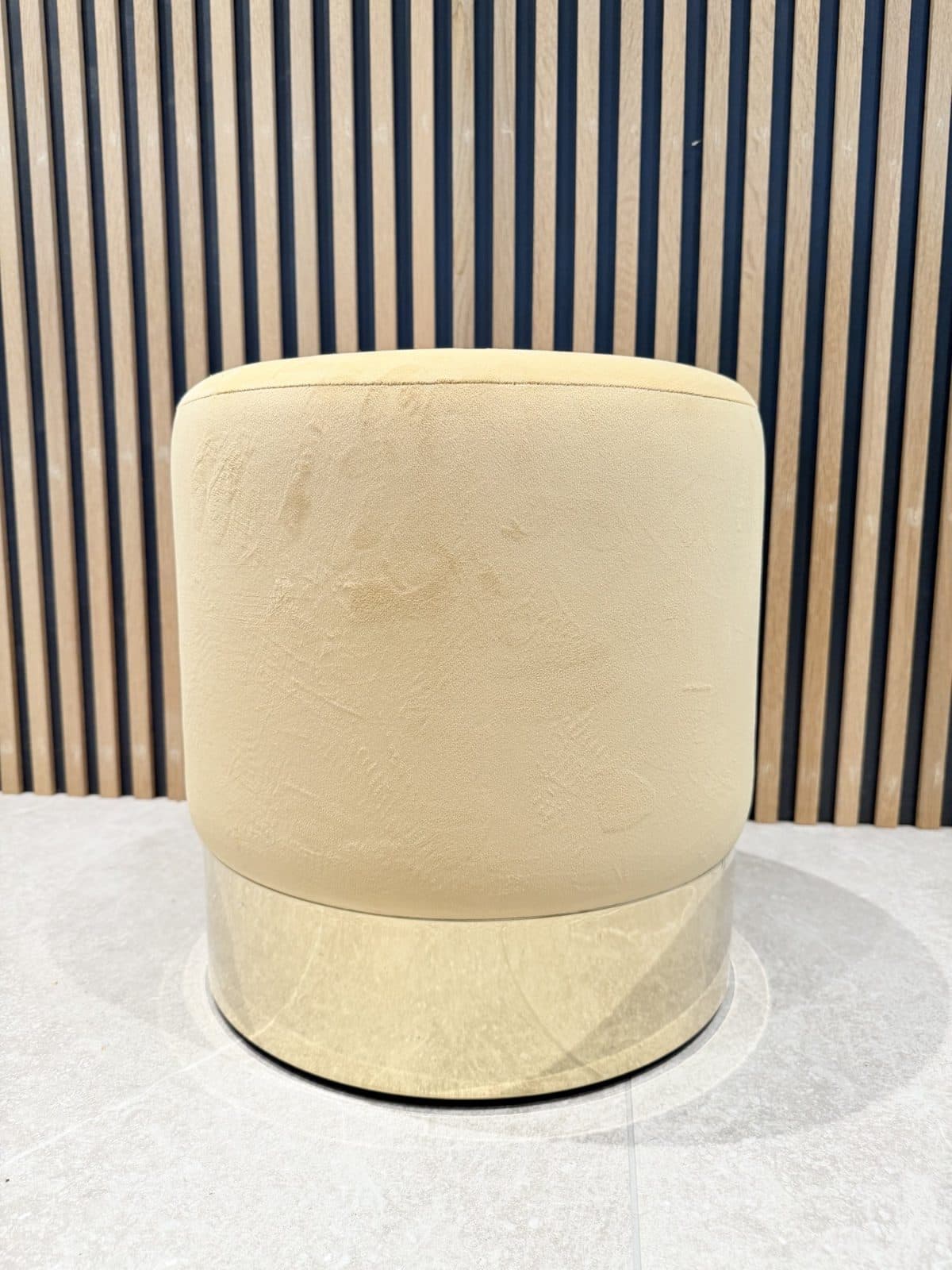 Runder Pouf aus beigem Samt, goldene Basis