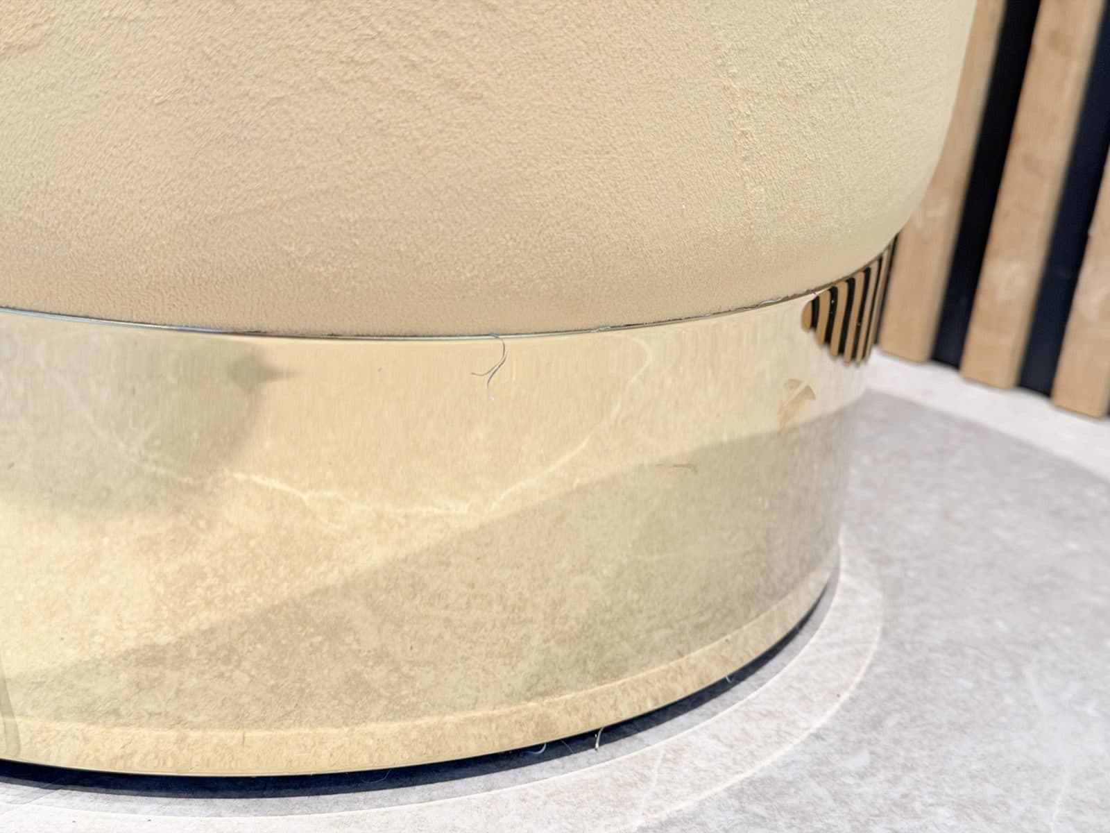 Runder Pouf aus beigem Samt, goldene Basis, Foto 2