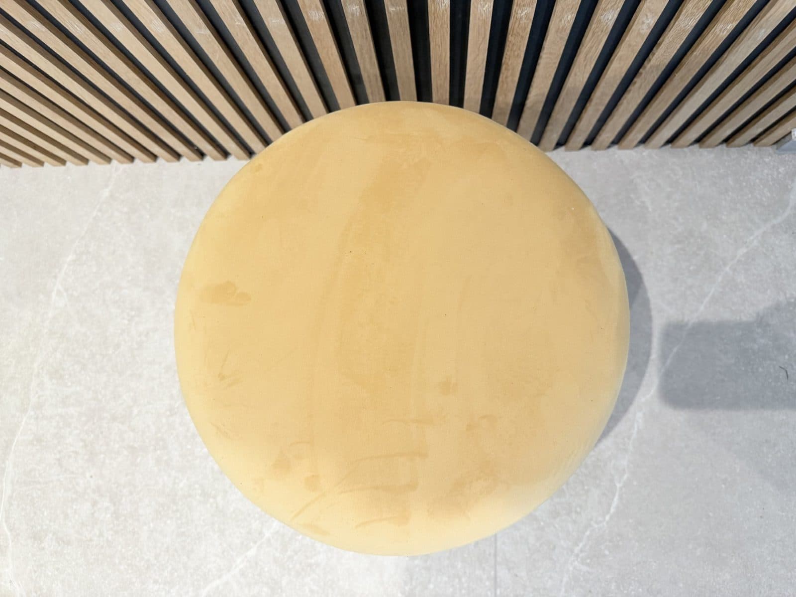 Runder Pouf aus beigem Samt, goldene Basis, Foto 3